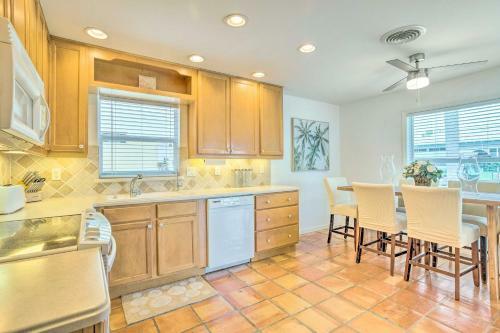 Canalfront Family Home With Boat Dock And Games!