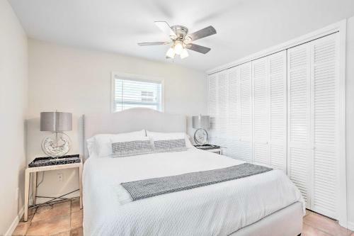 Canalfront Family Home With Boat Dock And Games!