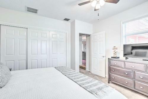 Canalfront Family Home With Boat Dock And Games!