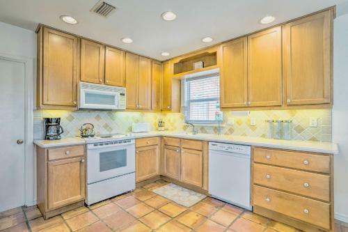Canalfront Family Home With Boat Dock And Games!