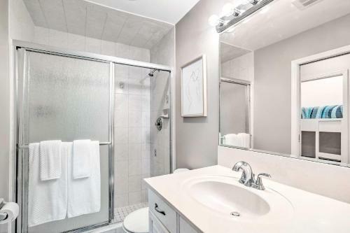 Canalfront Family Home With Boat Dock And Games!