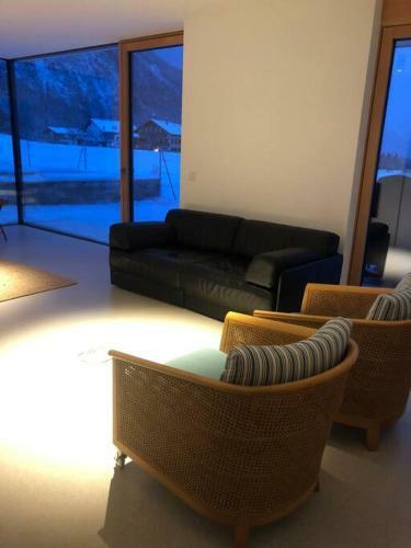 Urban Mountain Chalet With Lake View