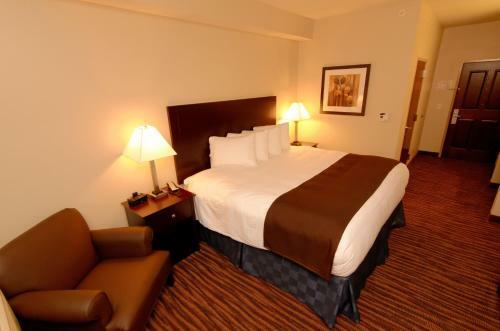 Hotel Boulders Inn & Suites