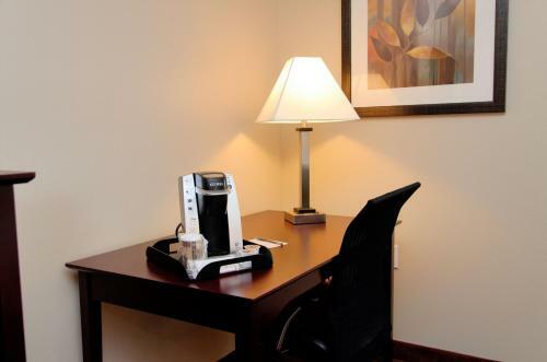 Hotel Boulders Inn & Suites