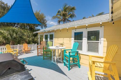 Sunshine Beach Bungalow - Just Steps To Beach! Bungalow