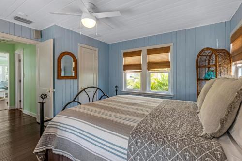 Sunshine Beach Bungalow - Just Steps To Beach! Bungalow