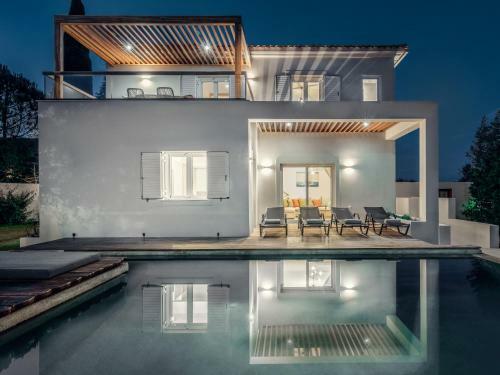 Oresteia Executive Villa, A Flamboyant Retreat