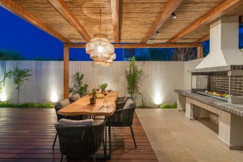 Oresteia Executive Villa, A Flamboyant Retreat