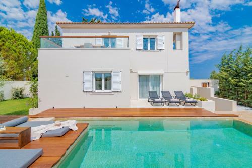 Oresteia Executive Villa, A Flamboyant Retreat