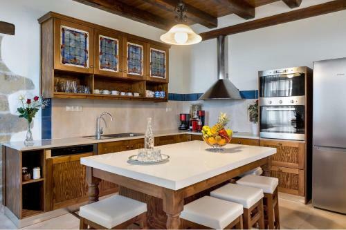 Villa Steve Kois,a Dream Retreat With Private Heated Pool