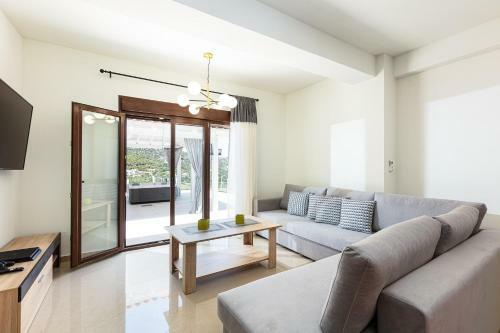 Promitheas Villa, Sea Side Resort!