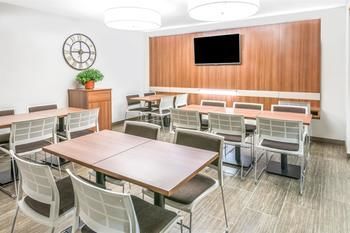 Hotel Microtel By Wyndham Victor
