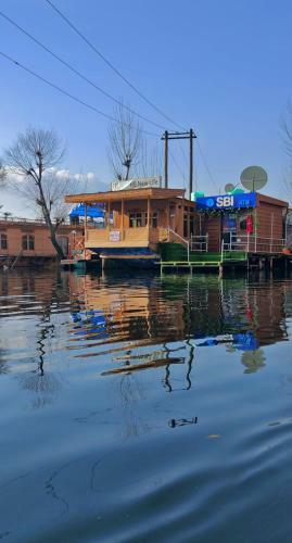 New Life Houseboat