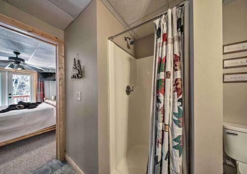 Amazing Creek View Cabin W/ Hot Tub, Firepit & Pool Table