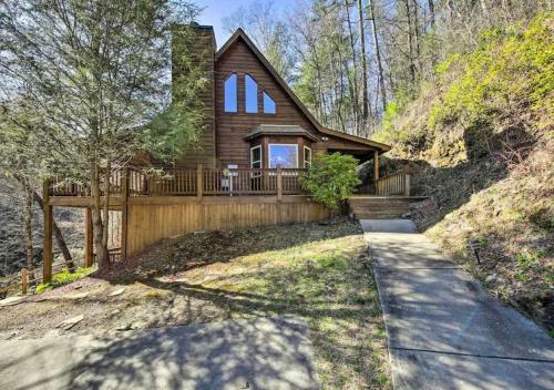 Amazing Creek View Cabin W/ Hot Tub, Firepit & Pool Table