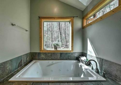 Amazing Creek View Cabin W/ Hot Tub, Firepit & Pool Table
