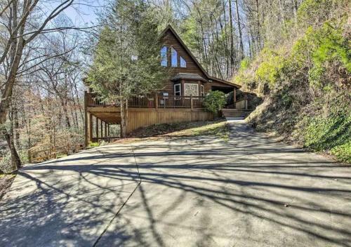 Amazing Creek View Cabin W/ Hot Tub, Firepit & Pool Table