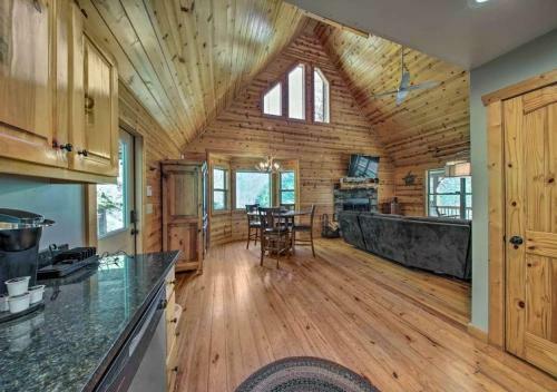 Amazing Creek View Cabin W/ Hot Tub, Firepit & Pool Table