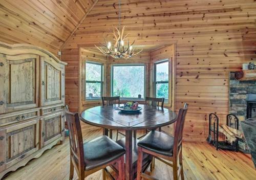 Amazing Creek View Cabin W/ Hot Tub, Firepit & Pool Table
