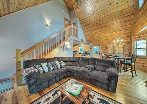 Amazing Creek View Cabin W/ Hot Tub, Firepit & Pool Table