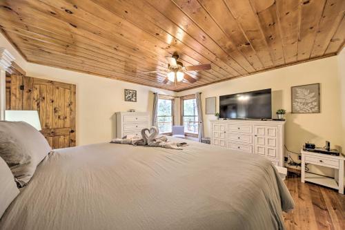 Riverfront Getaway With Deck, Fire Pit, Games!