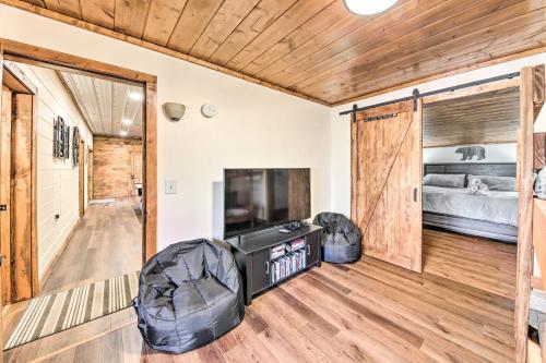 Riverfront Getaway With Deck, Fire Pit, Games!