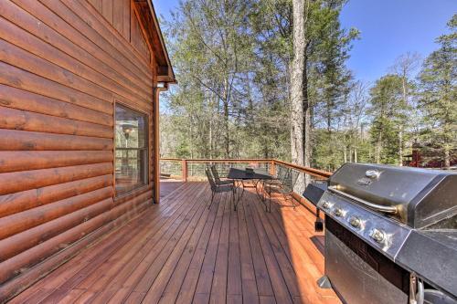 Riverfront Getaway With Deck, Fire Pit, Games!