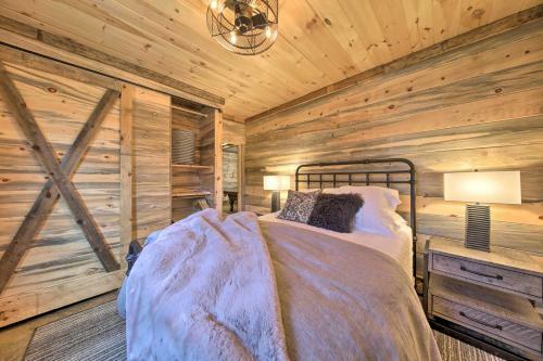 Stunning Escape With Loft, Hot Tub And Mtn Views!