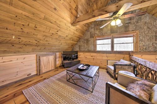 Stunning Escape With Loft, Hot Tub And Mtn Views!