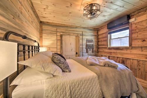 Stunning Escape With Loft, Hot Tub And Mtn Views!