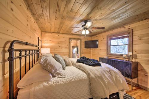 Stunning Escape With Loft, Hot Tub And Mtn Views!