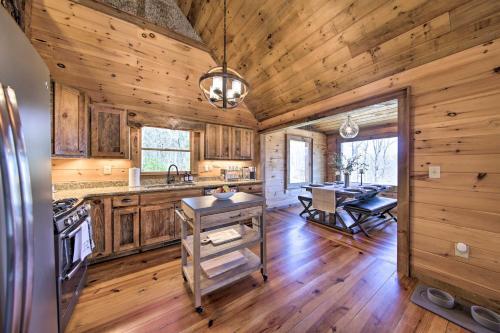 Stunning Escape With Loft, Hot Tub And Mtn Views!