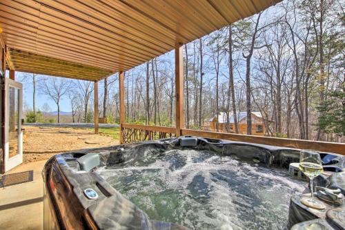 Stunning Escape With Loft, Hot Tub And Mtn Views!