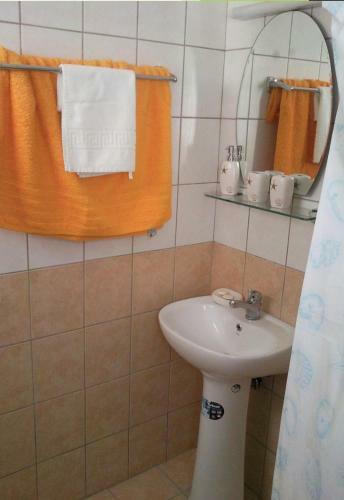 Hostal Room In Studio - Rustic And Spacious Studio By The Beach