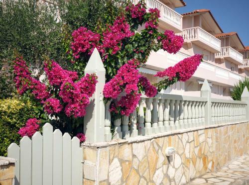 Three Graces Holiday Houses Complex