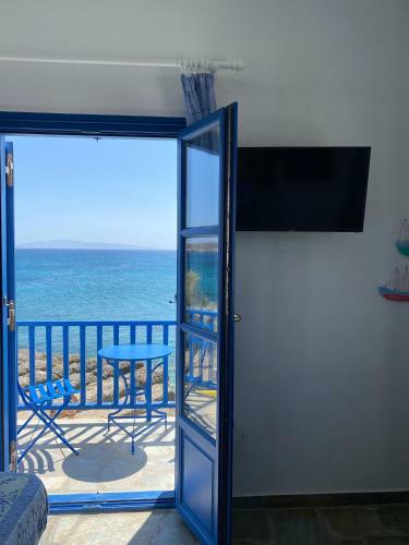Cavos Studio By The Sea (west)