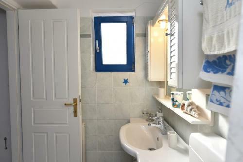 Villa Sophia Paros - Beachfront Three-bedroom Villa With Sea View