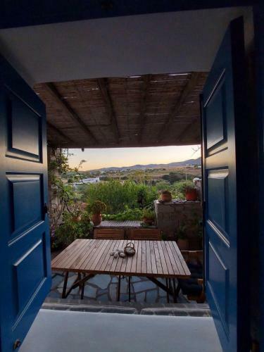 Villa Sophia Paros - Beachfront Three-bedroom Villa With Sea View