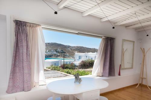 Luxury Sea View Apartment With Shared Pool