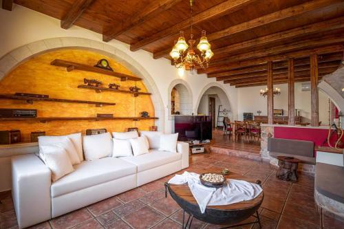 Villa Staras - With Private Heated Pool & Jacuzzi