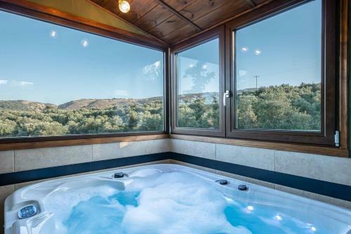 Villa Staras - With Private Heated Pool & Jacuzzi