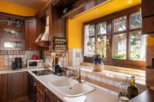 Villa Staras - With Private Heated Pool & Jacuzzi
