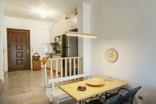 Delfini Villa, Beachfront 2-bdrm Maisonette