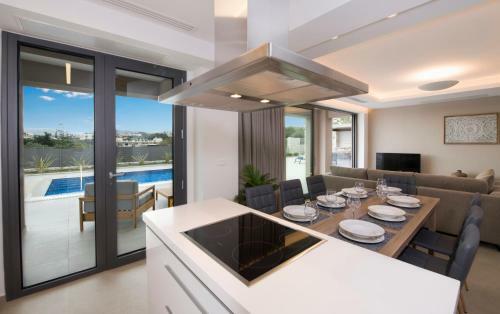 Imperium Luxury Villas-sauna, Jacuzzi & Heated Pool