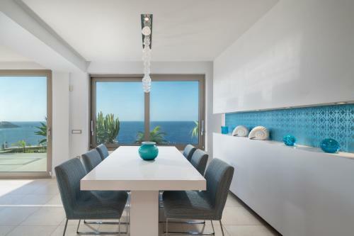 Villa Caldera Blue