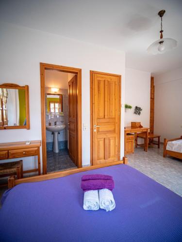 Olive House In Damoucharu With A Sea View