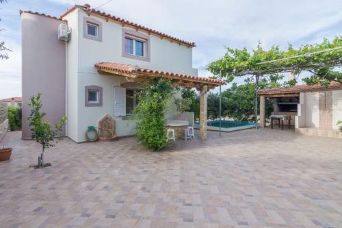 Beautiful Two Bedroom House In Analipsi_spacious Patio
