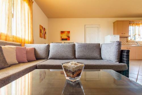 Beautiful Two Bedroom House In Analipsi_spacious Patio
