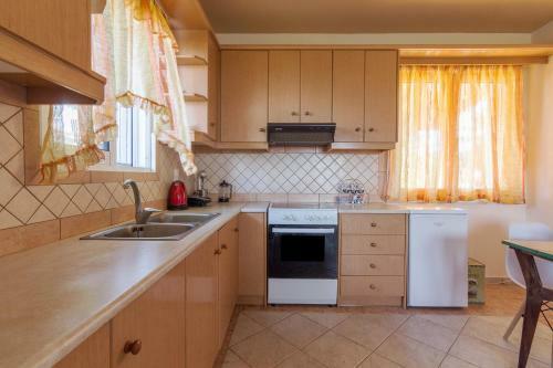 Beautiful Two Bedroom House In Analipsi_spacious Patio