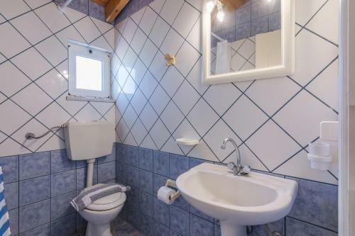 Beautiful Two Bedroom House In Analipsi_spacious Patio